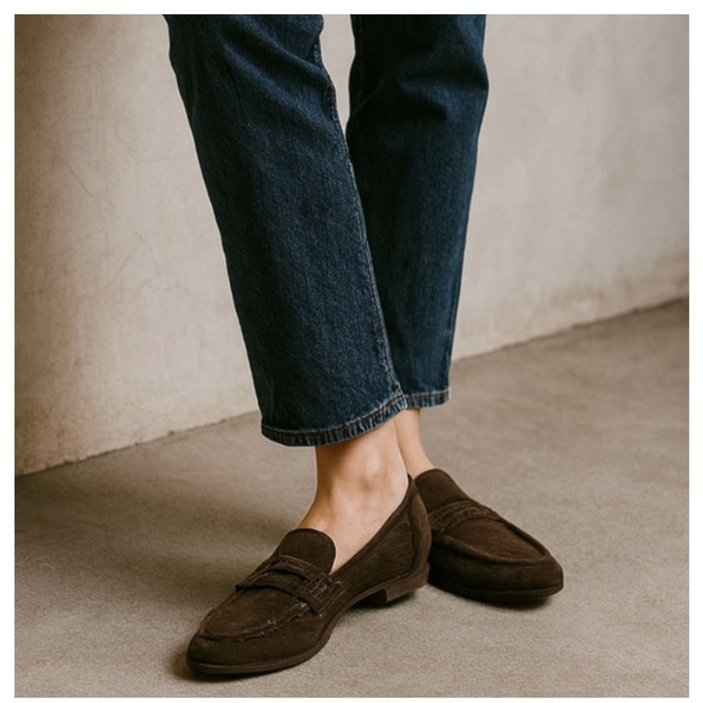 SOLD ‼️‼️Tahari Brown Suede Loafers